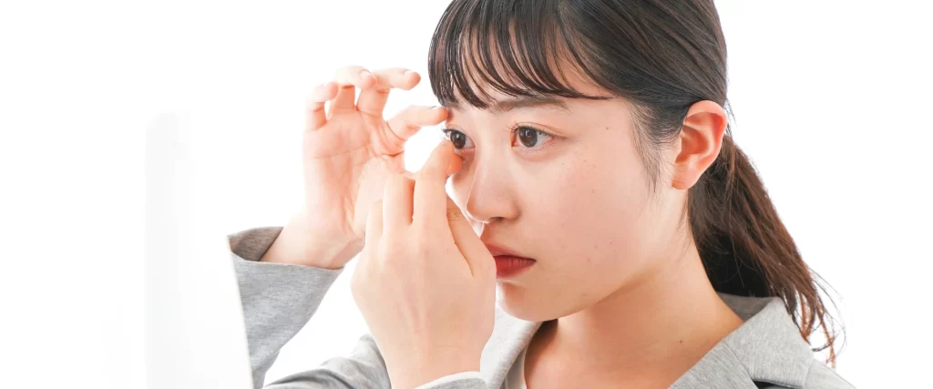 Girl showing how to put in contact lenses properly.