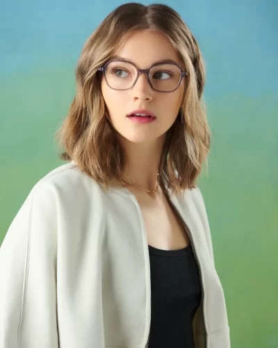 woman wearing pull and bear eyeglasses